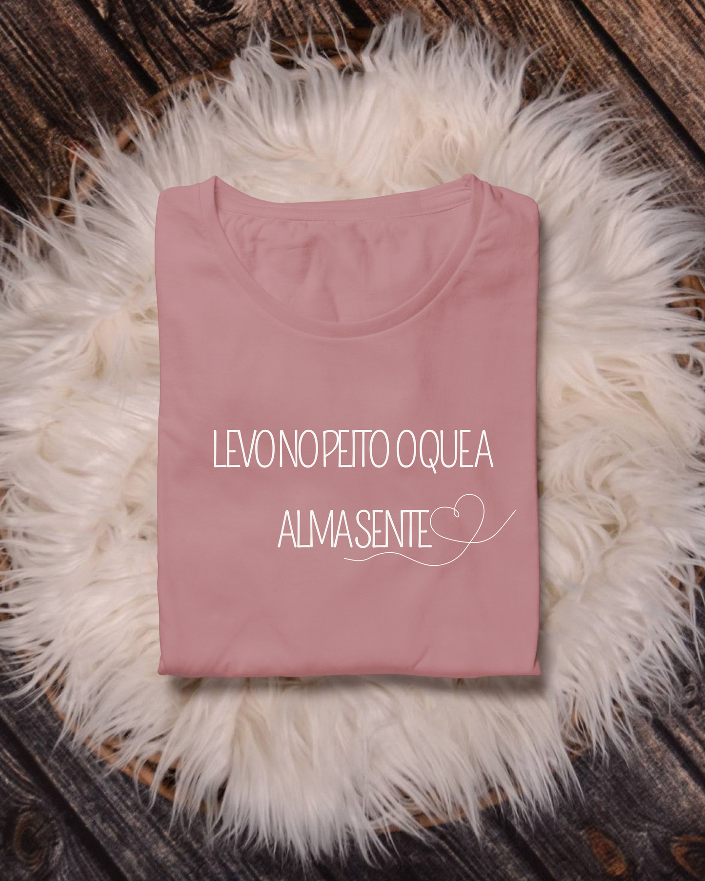 T-shirt Personalizada "Levo no peito o que a alma sente"